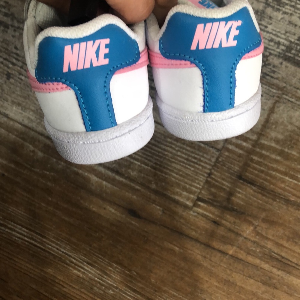 New! Girls NIKE SHOSE. - Picture 3 of 6
